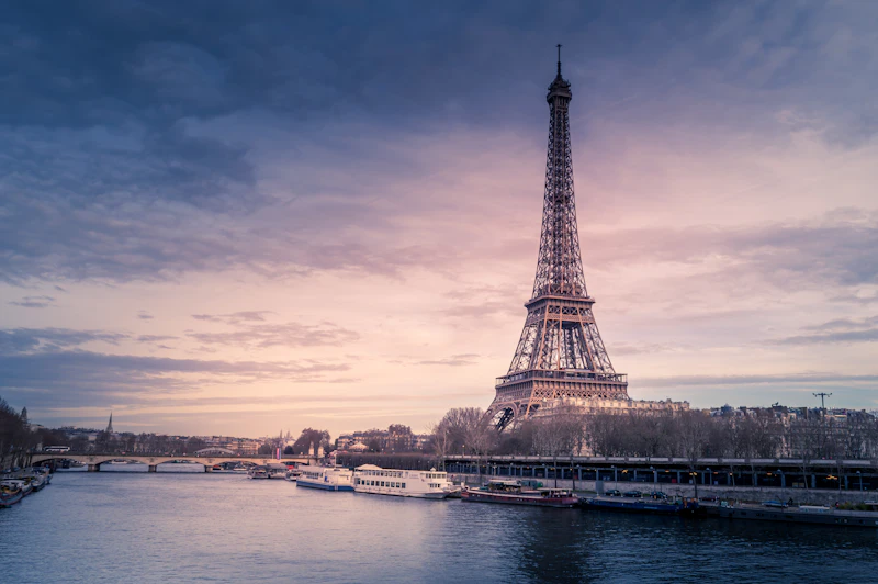 París y la Torre Eiffel junto al Sena
