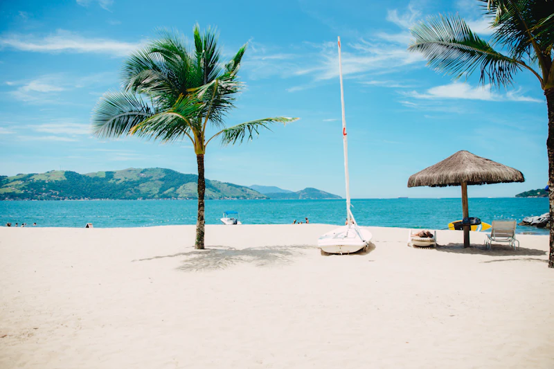 Playa tropical con mar turquesa, inspiración para viajar a San Andrés